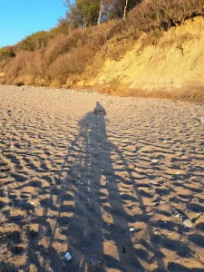 Ein Schatten von einer Frau auf dem Fahrrad